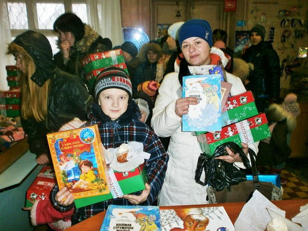 Дети из прифронтовой Красногоровки получили рождественские подарки