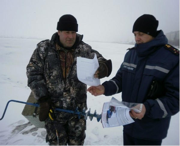 В Марьинском районе любителям зимней рыбной ловли рассказали, как вести себя на льду