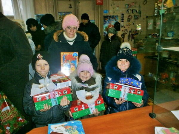 Дети из прифронтовой Красногоровки получили рождественские подарки