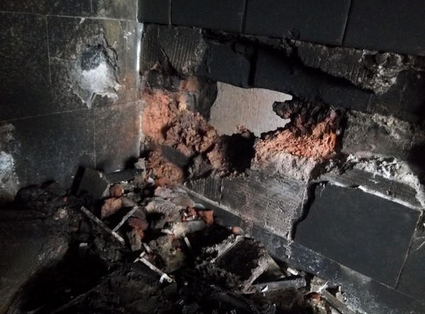 В результате обстрела в Марьинке сгорел дом