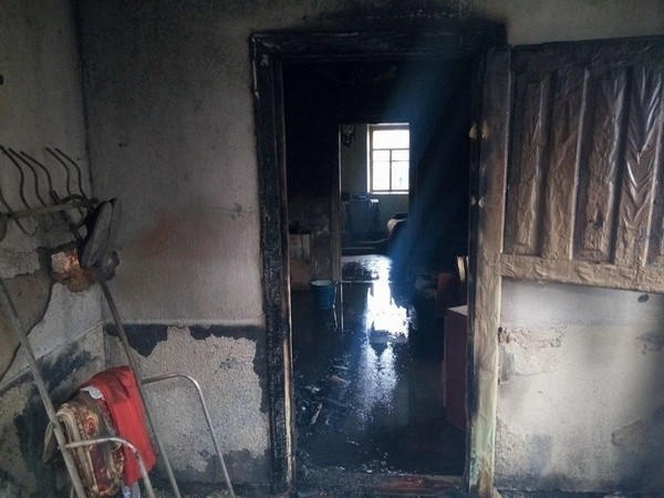 В результате обстрела в Марьинке сгорел дом
