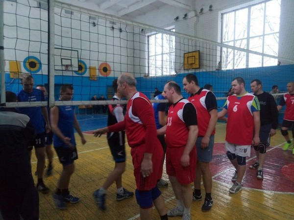 В Марьинке прошел открытый городской новогодний турнир по волейболу