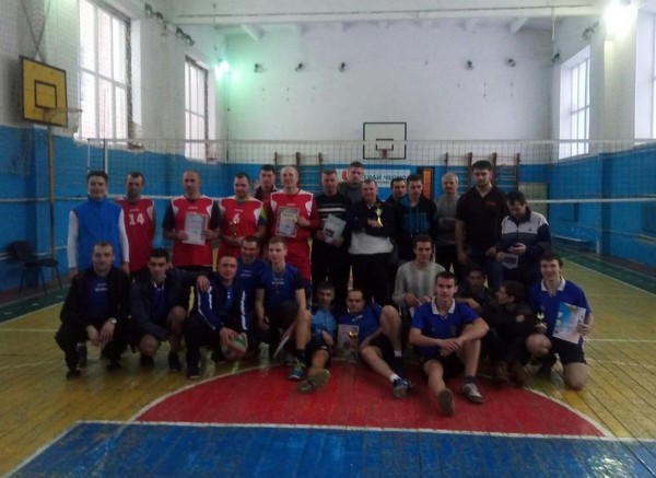 В Марьинке прошел открытый городской новогодний турнир по волейболу