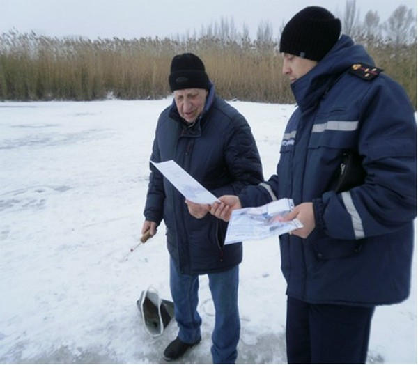 В Марьинском районе любителям зимней рыбной ловли рассказали, как вести себя на льду