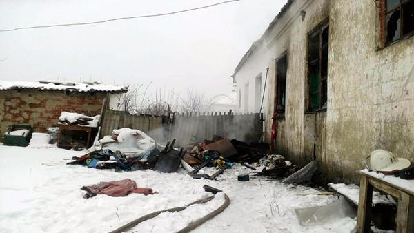 В результате пожара в Марьинке погиб ребенок и 98-летняя женщина
