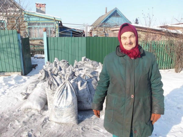 Волонтеры не дают замерзнуть жителям прифронтовой Красногоровки
