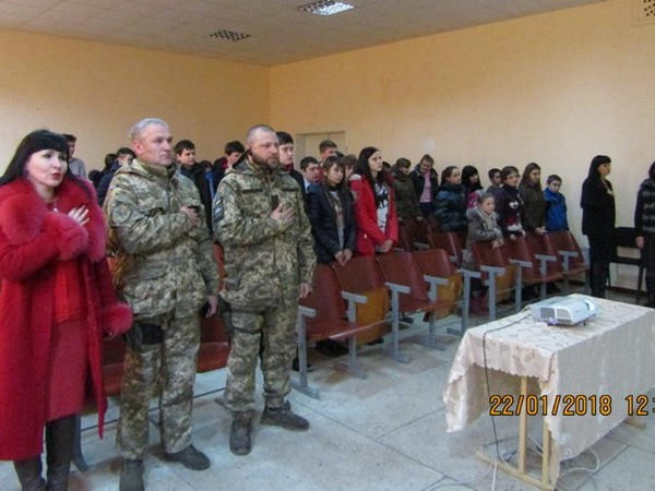 Школьники прифронтовой Марьинки почтили память Героев Небесной Сотни