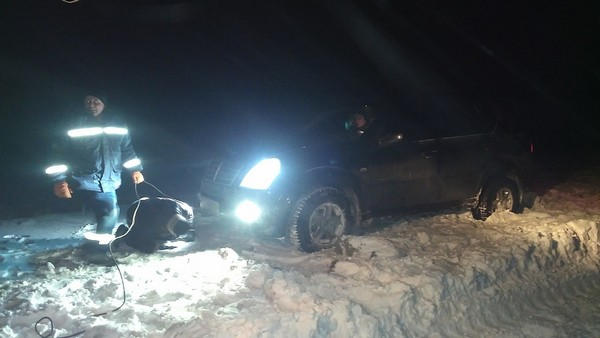 Как спасатели на трассе «Красногоровка – Марьинка» вызволяли автомобиль из снежного заноса