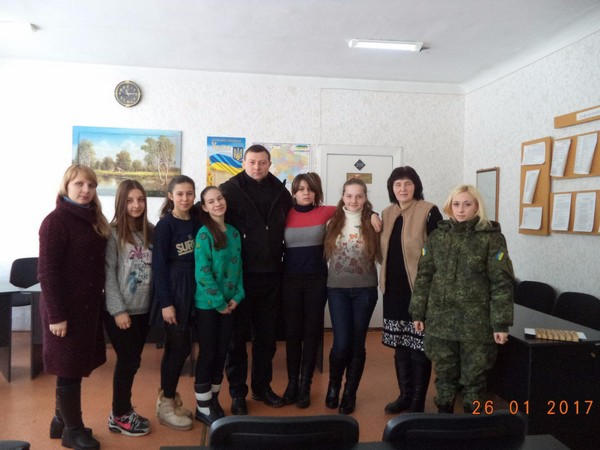 Главный полицейский Марьинского района пообщался со школьниками