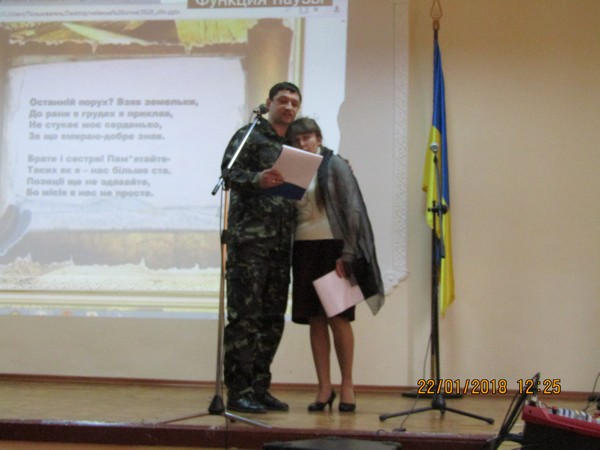 Школьники прифронтовой Марьинки почтили память Героев Небесной Сотни