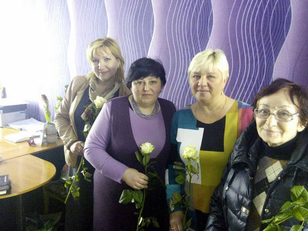 Педагогов Марьинки и Красногоровки поздравили с праздником 8 Марта