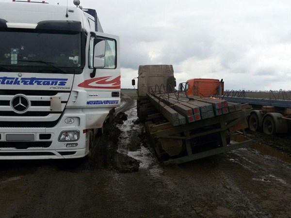Как перегруженные фуры с металлом из Курахово разрушают дороги