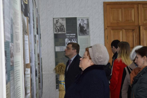 В Угледаре организовали выставку в память о жертвах Голодомора