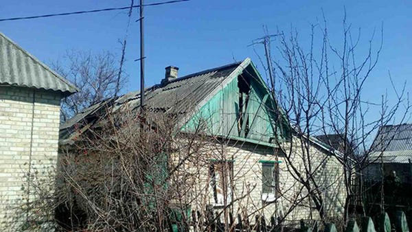 Разрушенные крыши и стены, разбитые окна - последствия обстрела Марьинки и Красногоровки