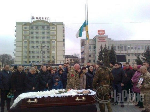 Как прощались с командиром взвода, погибшим в Марьинском районе