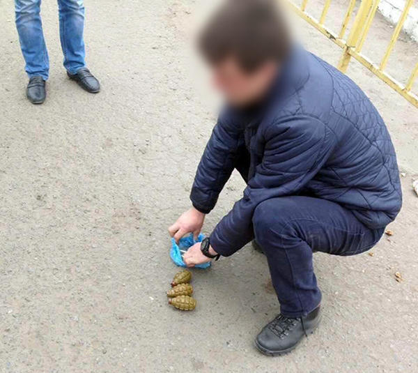 Мужчина, вооруженный гранатами, пытался выехать из Курахово на пассажирском автобусе