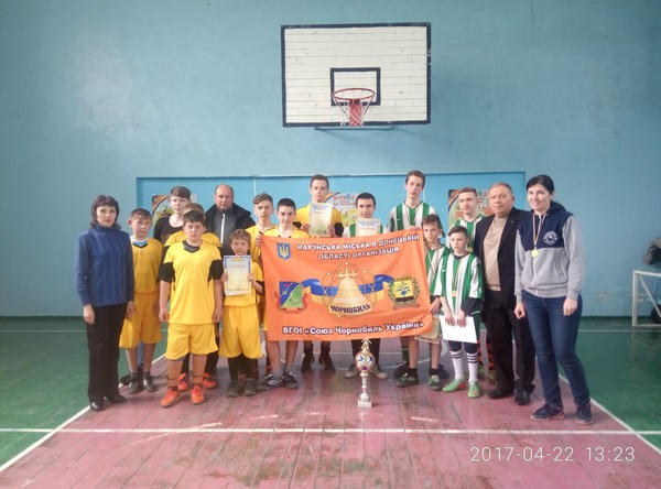 Кубок Марьинского района по мини-футболу выиграли школьники из Курахово