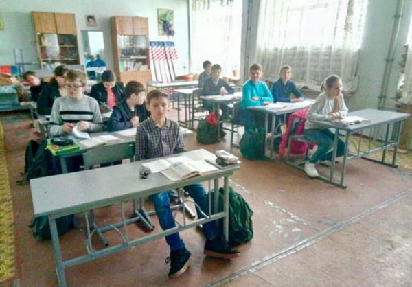 Из-за обстрела Марьинки пришлось эвакуировать школьников в бомбоубежище