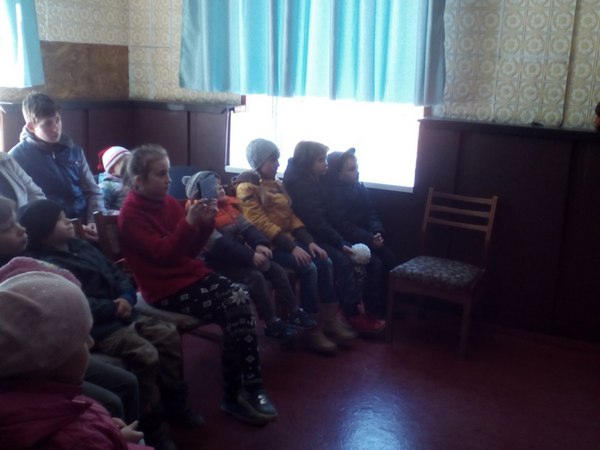 Детям Георгиевки Марьинского района подарили кукольное представление, выставку и викторину