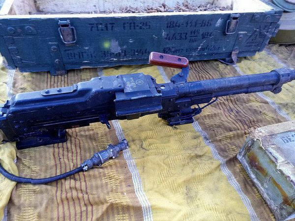 В районе шиноремонтного завода в Марьинке обнаружили арсенал оружия и боеприпасов