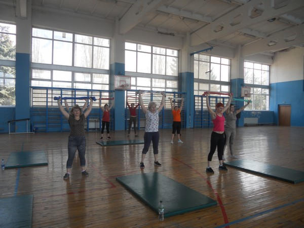 Жители Курахово занялись фитнесом и настольным теннисом