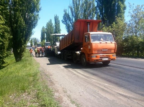 Как ремонтируют дороги вблизи Курахово