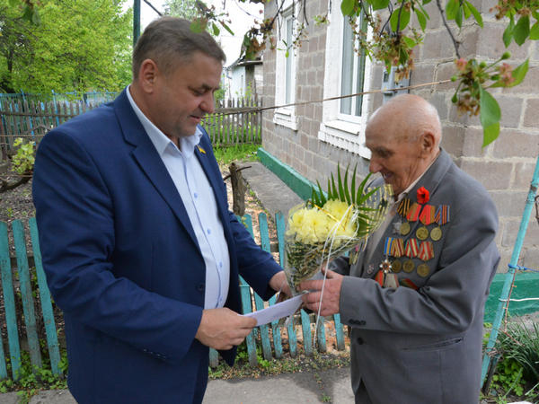 Народный депутат поздравил ветеранов Марьинского района с праздником