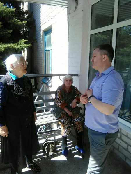 Накануне Дня Победы Владимир Мороз посетил Дом ветеранов в Новомихайловке