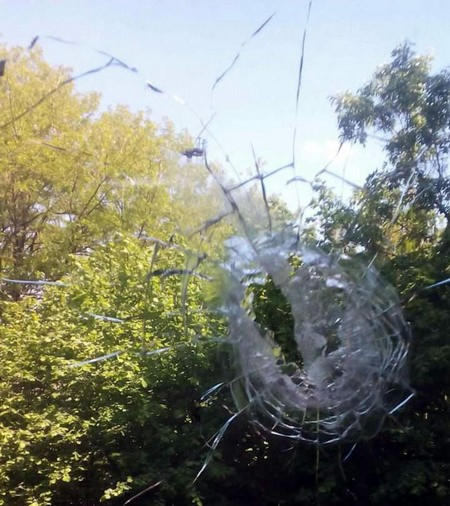 Боевики из крупнокалиберного пулемета обстреляли школу в Марьинке