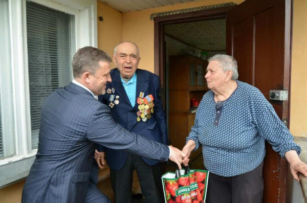 Ветеранов прифронтового Марьинского района поздравили с Днем Победы