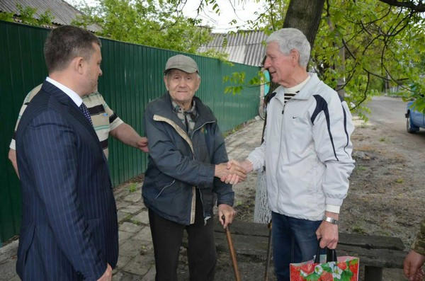 Ветеранов прифронтового Марьинского района поздравили с Днем Победы