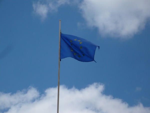 В прифронтовой Марьинке подняли флаг Евросоюза