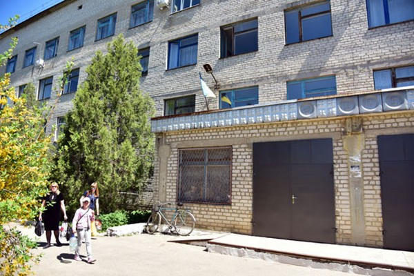 В результате обстрела Красногоровки повреждена больница и ранена женщина