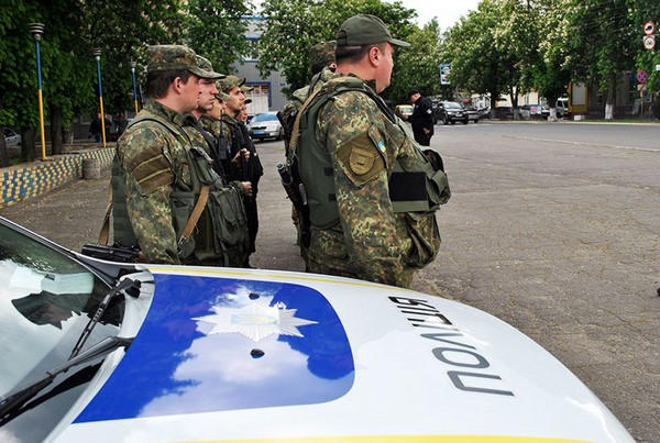 Марьинские и угледарские полицейские заступили на охрану общественного порядка