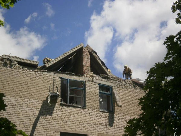 Спасатели ликвидируют последствия воскресного обстрела Красногоровки