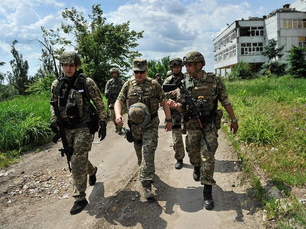 Турчинов проверил обороноспособность военных в районе Марьинки и Красногоровки