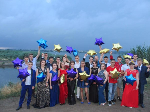 Как прошли выпускные вечера в школах Марьинского района