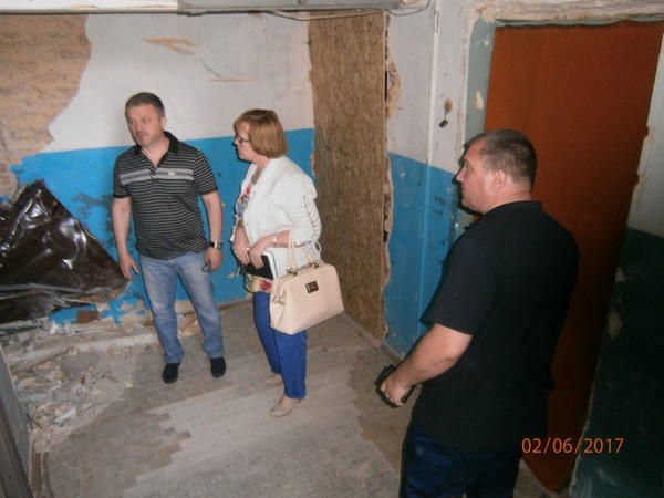 Владимир Мороз проверил, как идет восстановление разрушенной Красногоровки