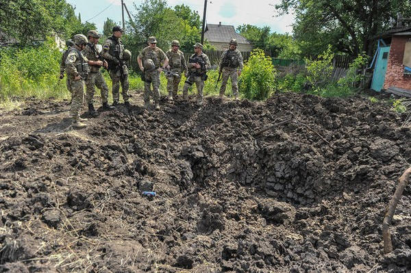 Турчинов проверил обороноспособность военных в районе Марьинки и Красногоровки