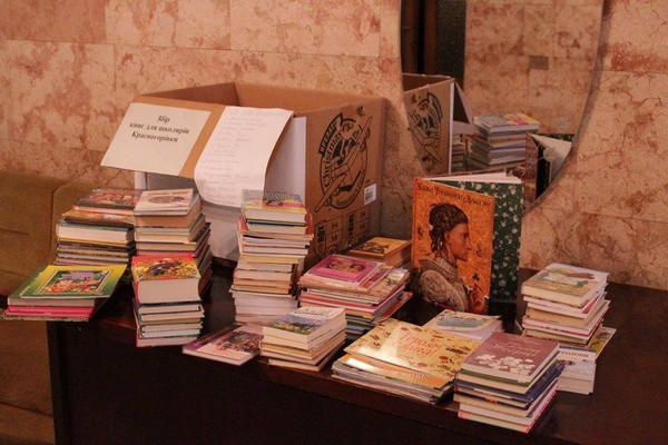 Киевская писательница собрала для школьников прифронтовой Красногоровки около 250 книг