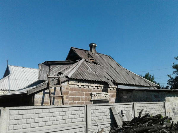 Разрушенное жилье и горящий дом - последствия обстрела Марьинки