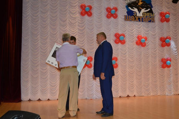 Горняки «Южнодонбасской №1» принимали поздравления от народного депутата