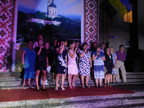 Концерт и фаер-шоу - в Новомихайловке отпраздновали День села