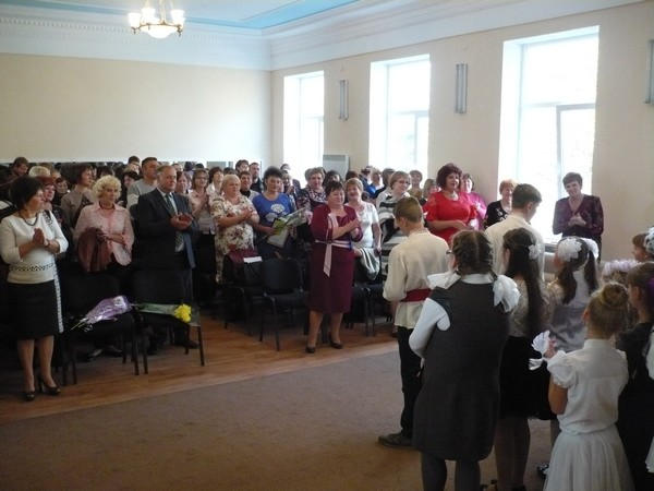 Педагогов Марьинского района поздравили с Днем Учителя