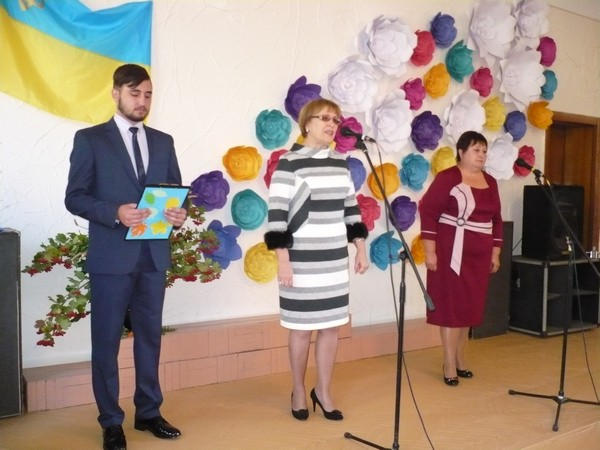 Педагогов Марьинского района поздравили с Днем Учителя