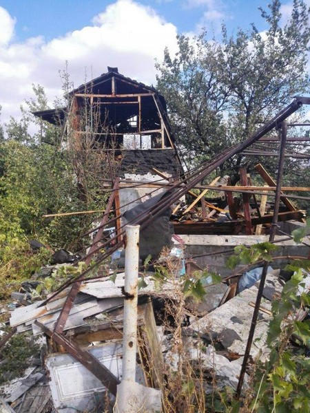 В результате сегодняшнего обстрела в Марьинке практически полностью разрушен дом