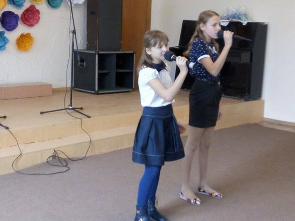 В Марьинке военным, которые защищают город, дети подарили концерт