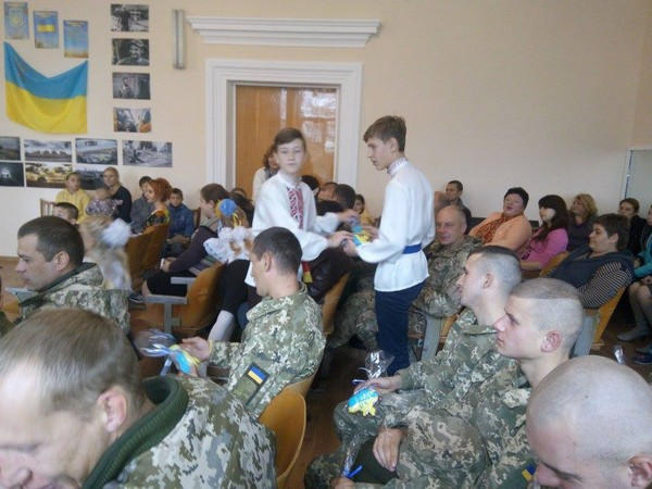 В Марьинке военным, которые защищают город, дети подарили концерт