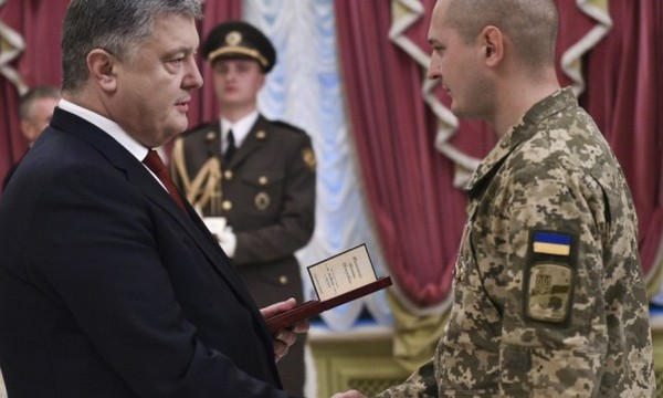 Порошенко вручил орден полицейскому, который во время обстрела Красногоровки эвакуировал людей