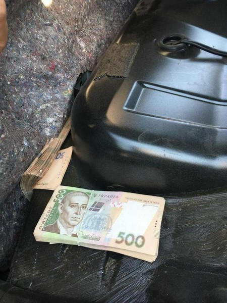 Через КПВВ «Марьинка» пытались провезти деньги под задним сиденьем автомобиля